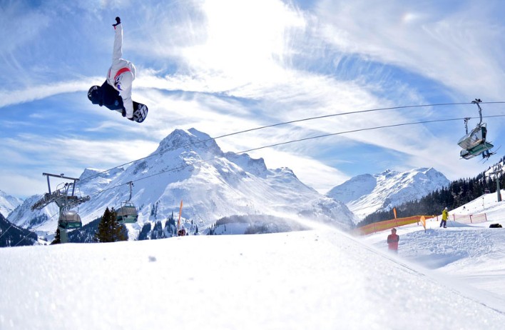 Skifahren und Snowboarden in den Alpen